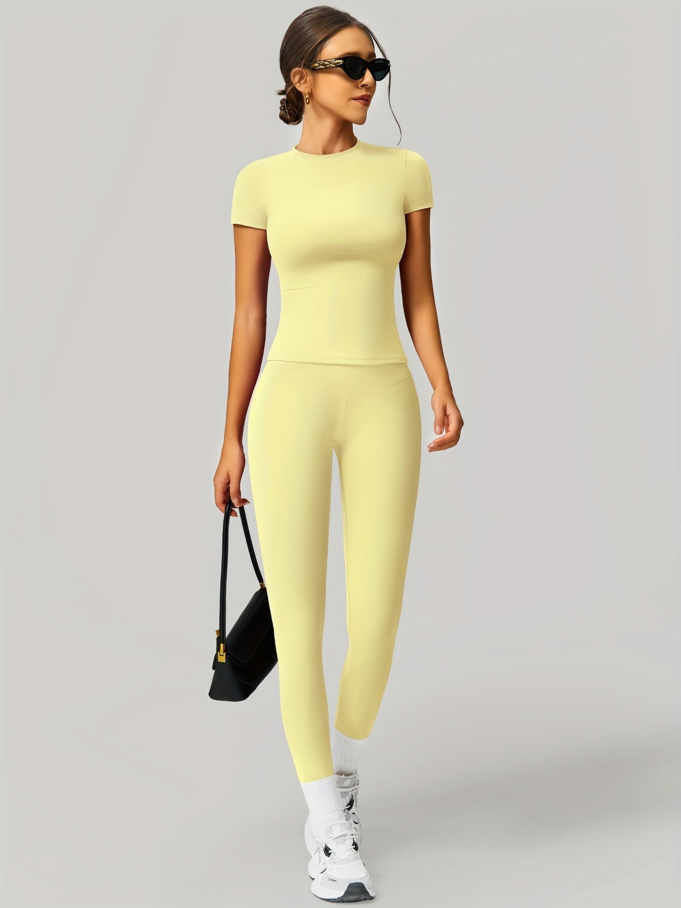 Natalia; Szybkoschnący komplet sportowy – wygodny, elastyczny i uniwersalny.