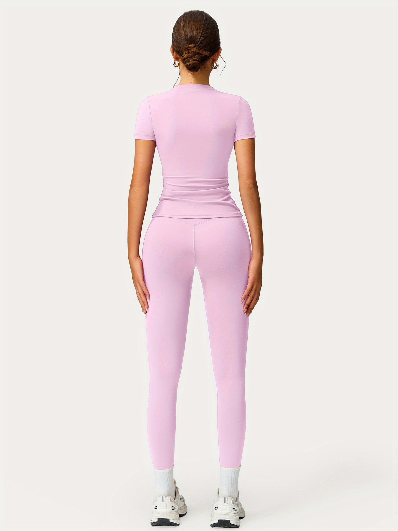 Natalia; Szybkoschnący komplet sportowy – wygodny, elastyczny i uniwersalny.